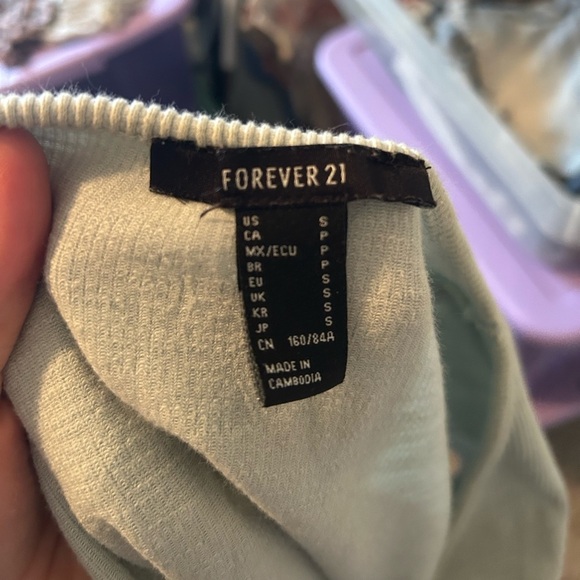 Baby blue V-neck cropped ribbed short sleeve top - Picture 4 of 4